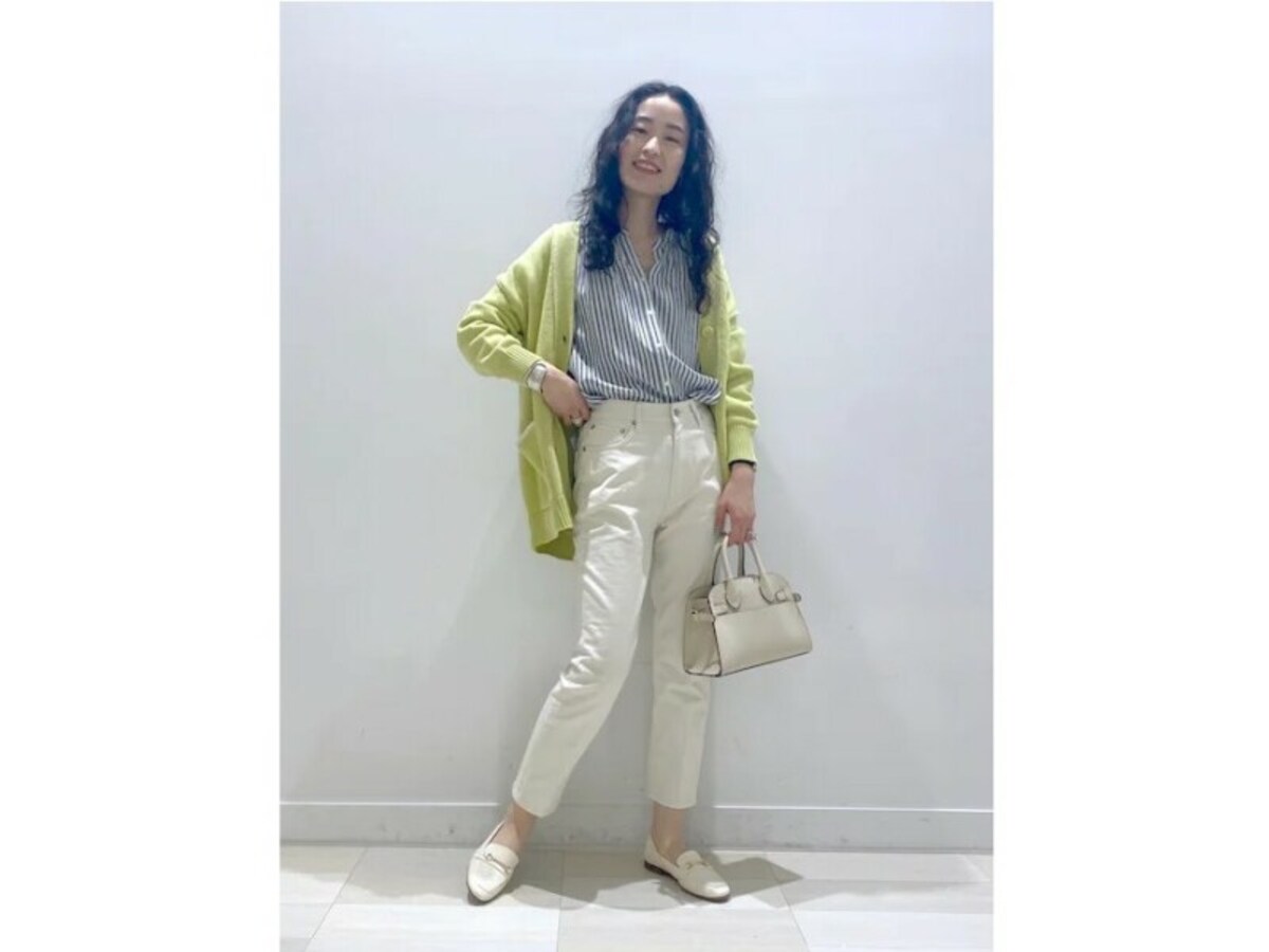 美脚効果もある白のテーパードデニムはイエローを足して爽やかに　出典：WEAR