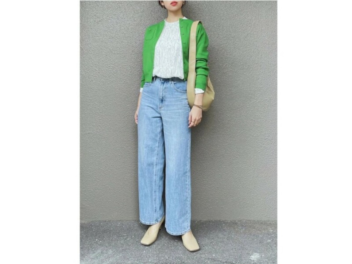 程よい太さの「ハイウエストセミワイドジーンズ」は大人向け　出典：WEAR