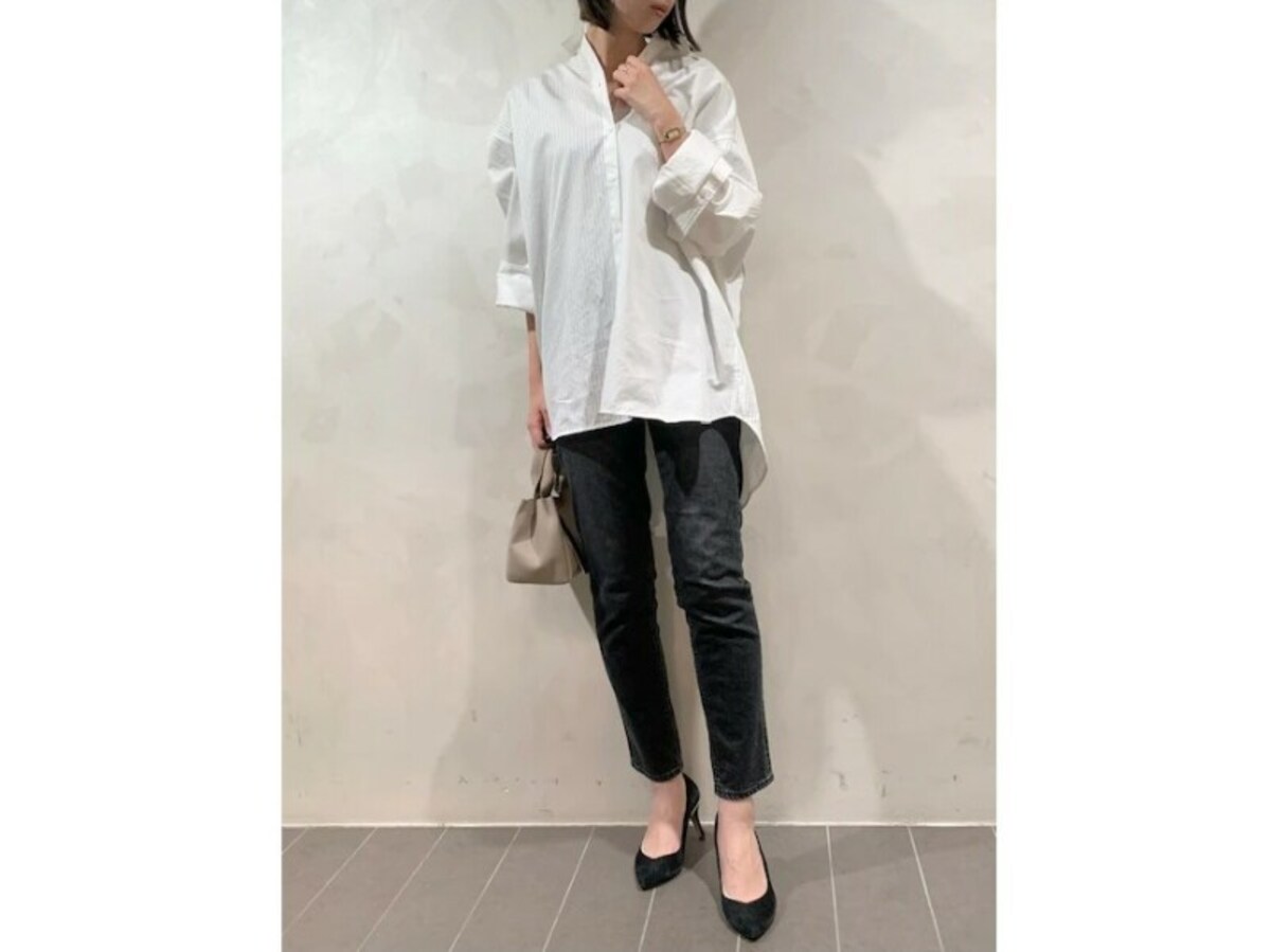 白シャツと合わせて洗練された王道カジュアルコーデ 　出典：WEAR