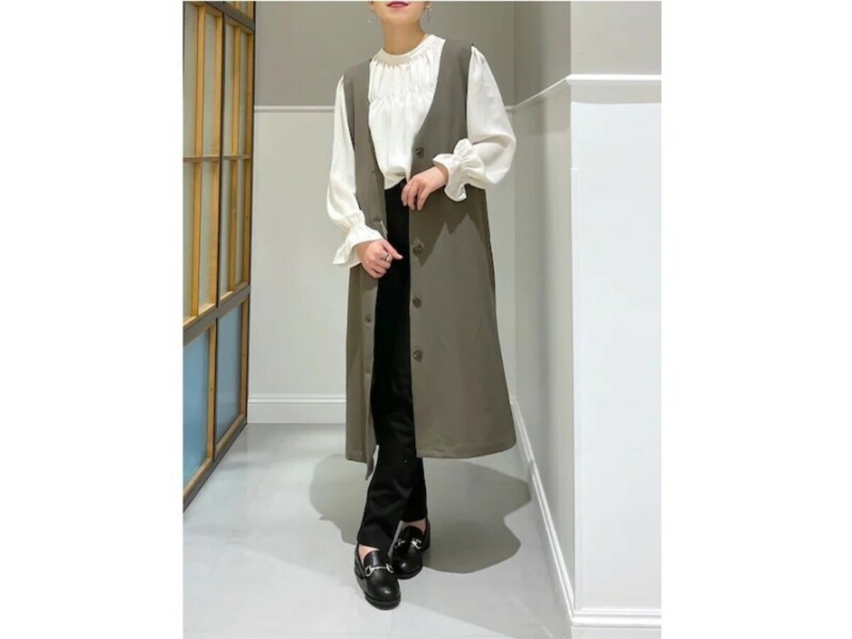 ロング丈のベストは細身の黒パンツと相性抜群！　出典：WEAR