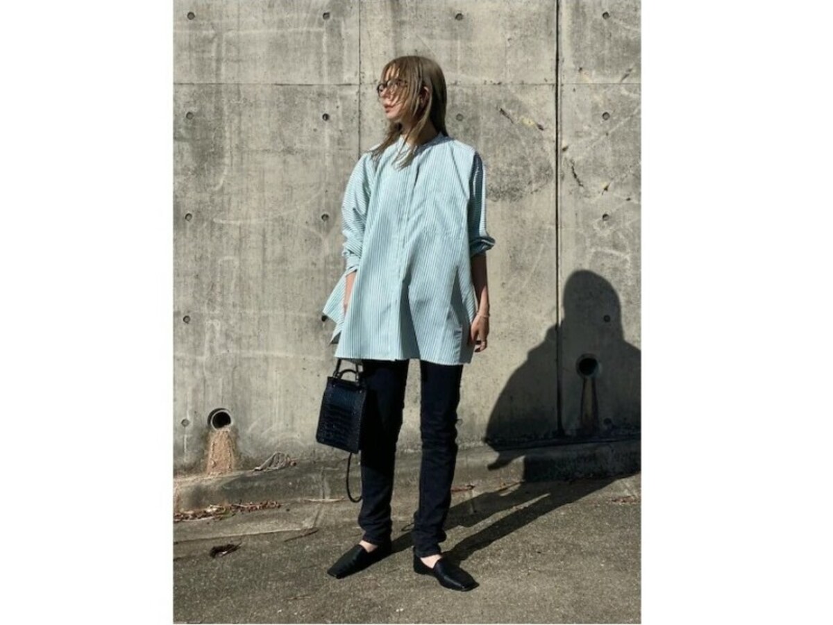 きれい色のシャツやブラウスと合わせて引き締め役にもぴったり　出典：WEAR