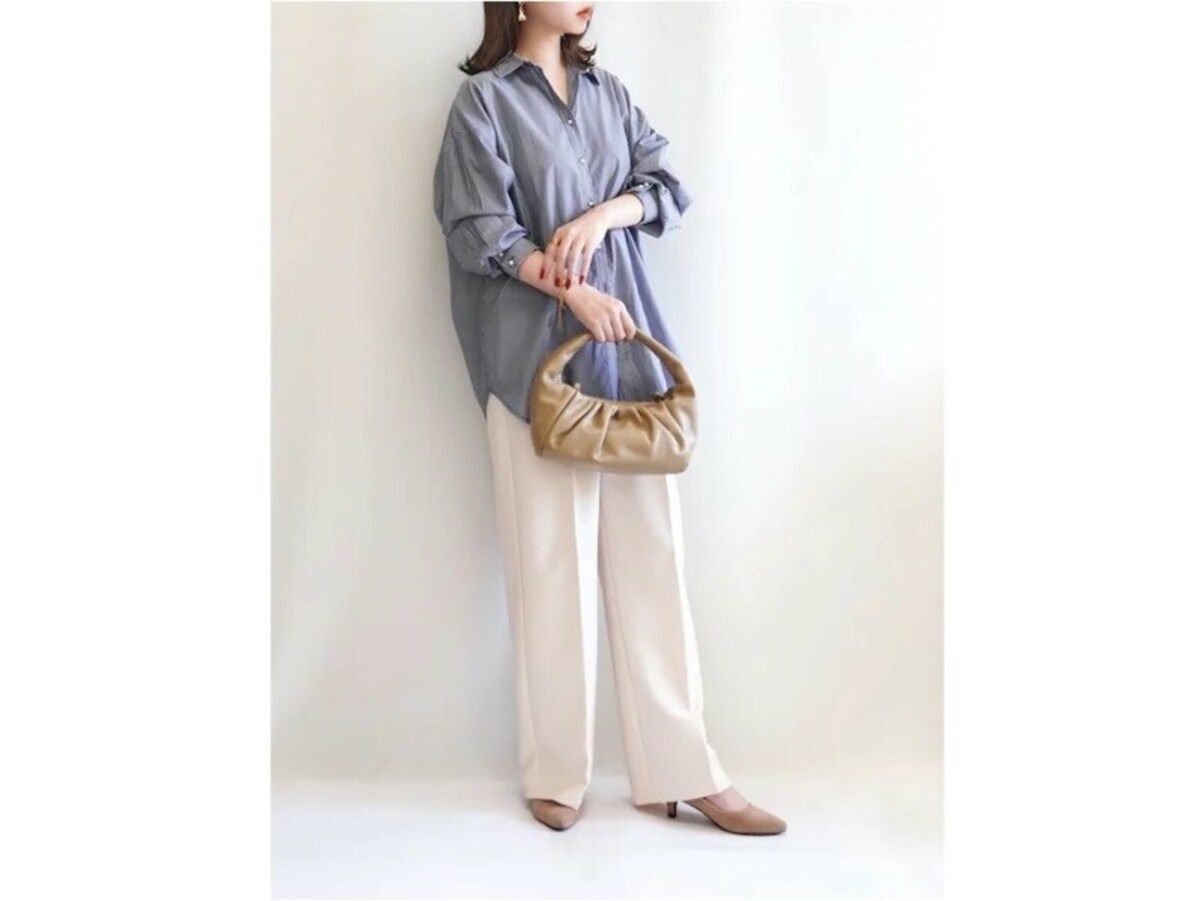 爽やかなテイストのブルー系シャツは大人の女性に一押し！　出典：WEAR
