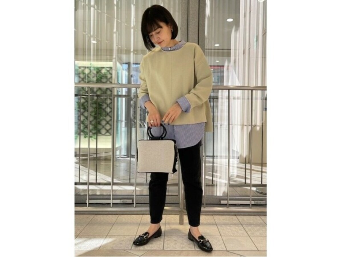 バンドカラーのシャツはレイヤードしてもこなれて見えるのが◎　出典：WEAR