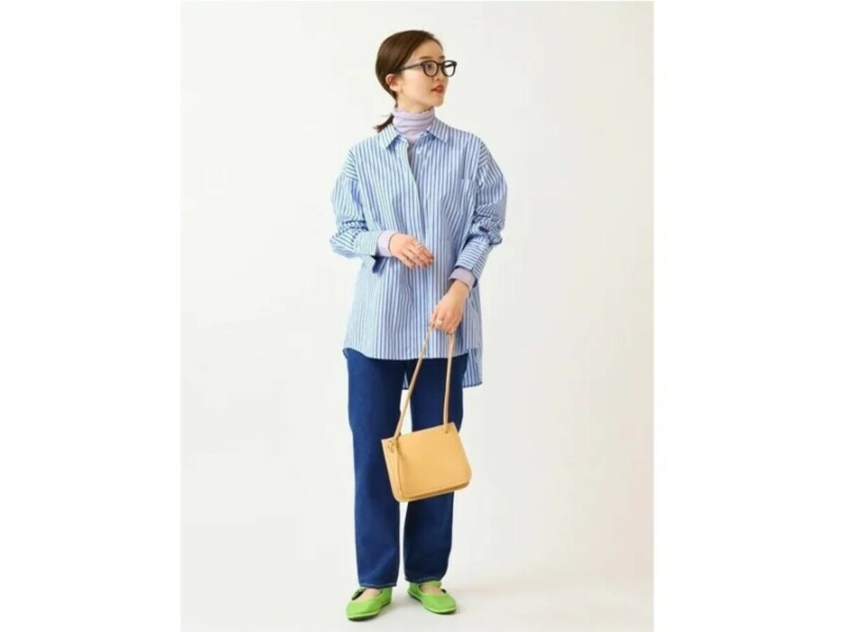カジュアルなデニムは、ストライプシャツをこなれて見せてくれて好相性　出典：WEAR