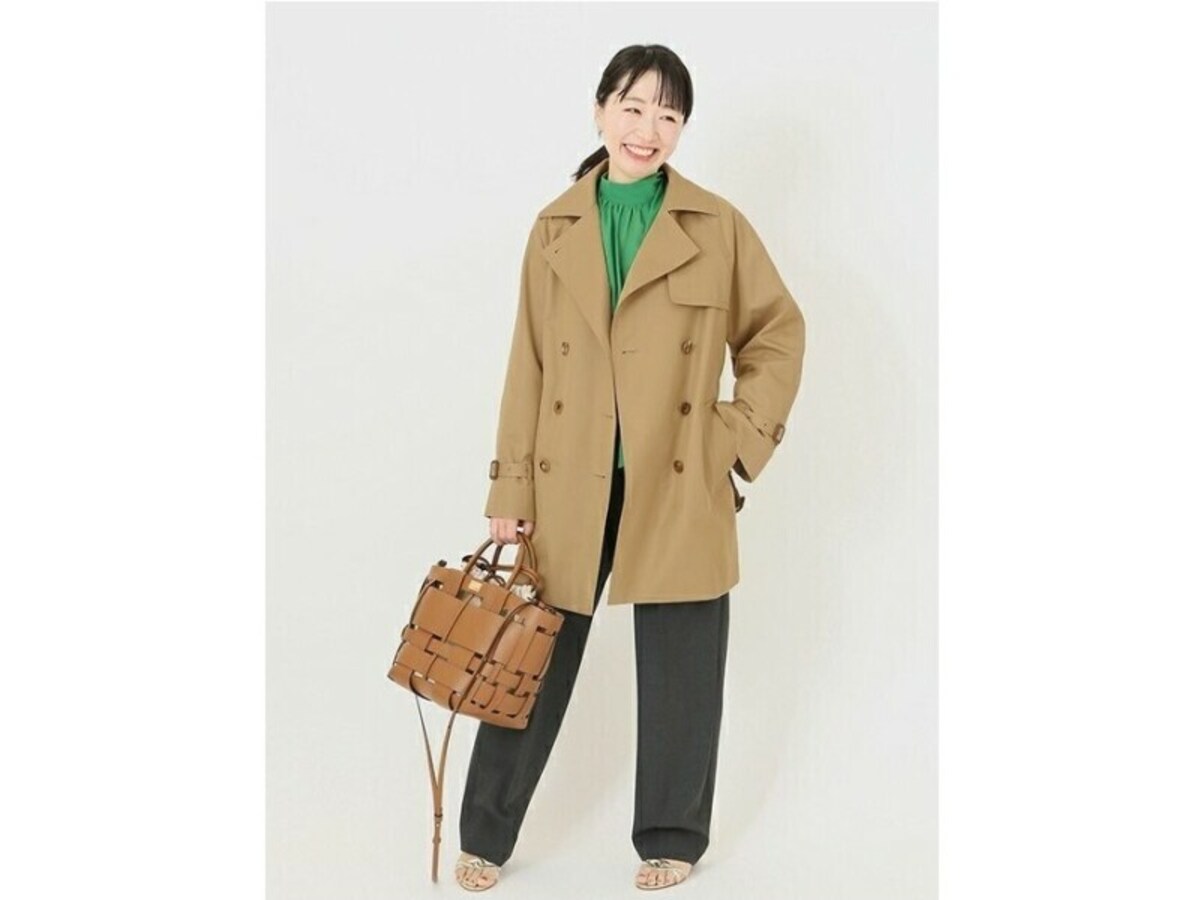 【OKコーデ】しっかりした素材のショートトレンチは中にも着込めて、春先にもぴったり　出典：WEAR
