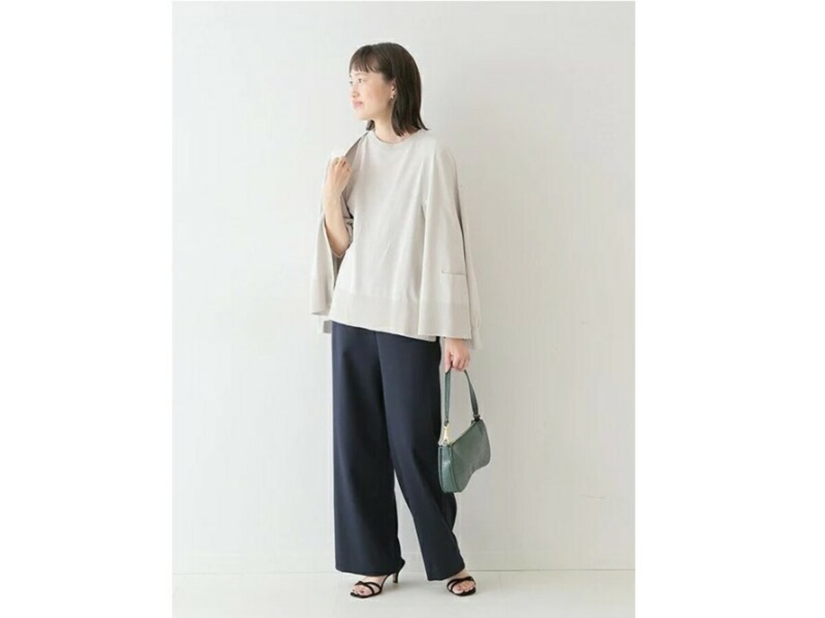 【OKコーデ】上下ゆったりのパンツコーデは、小物で工夫して引き締めて　出典：WEAR