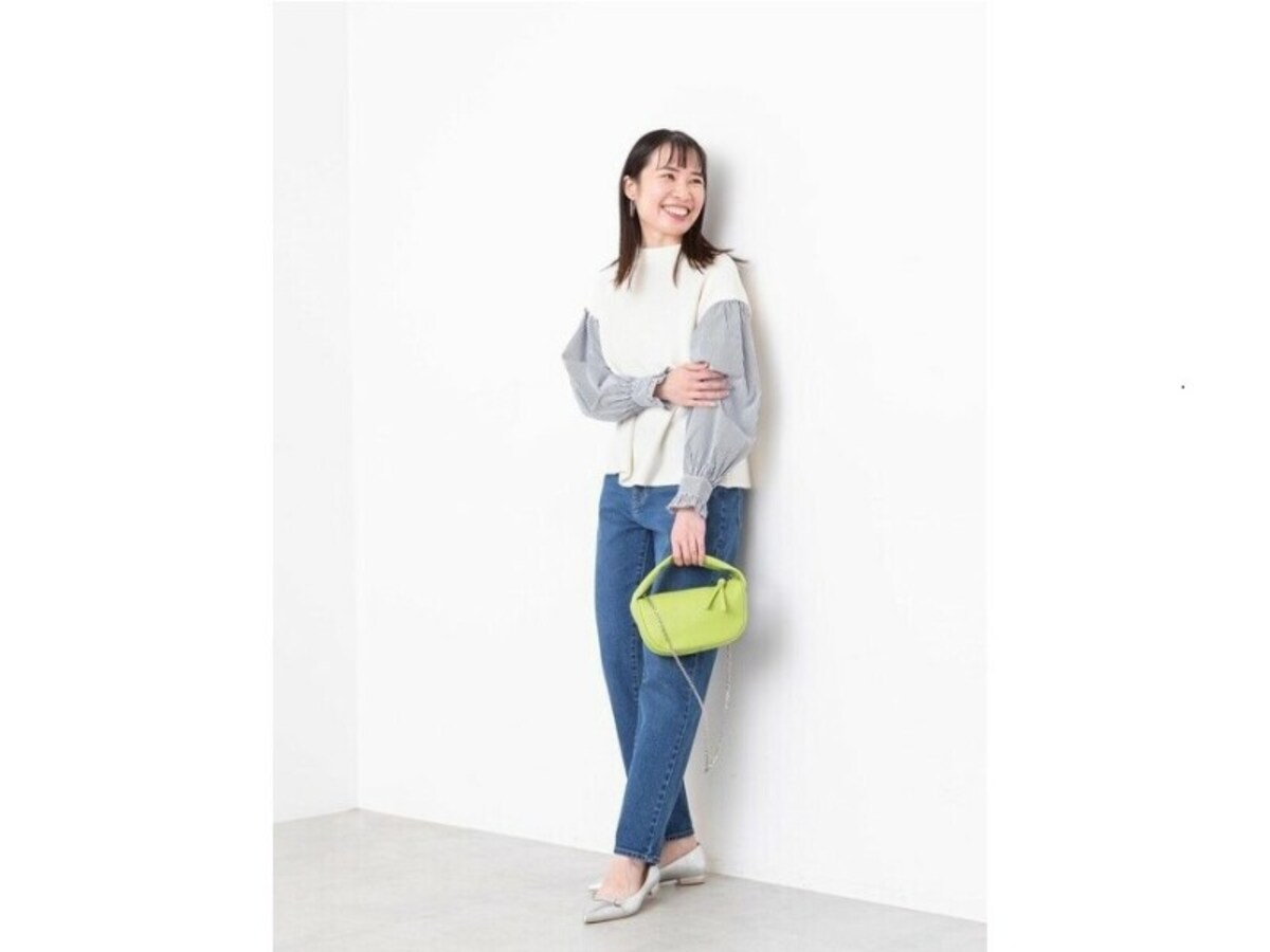 コーデに春らしい明るさをプラスしつつ引き締め効果もある「シルバー」を足元に　出典：WEAR