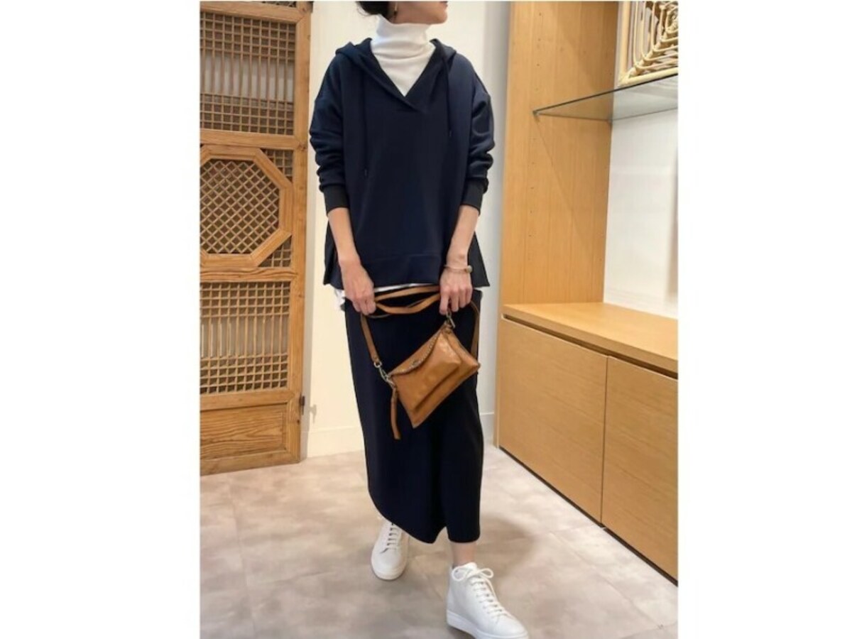 クリーンなイメージの白スニーカーはカジュアルにもきれいめにも履ける　出典：WEAR