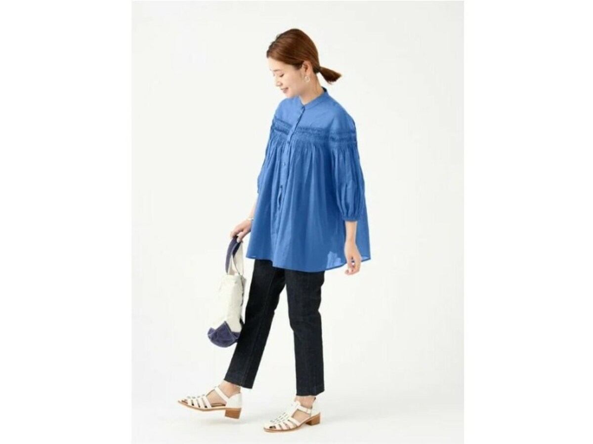 透け感のある軽やかなロングシャツでふんわりカバー　出典：WEAR