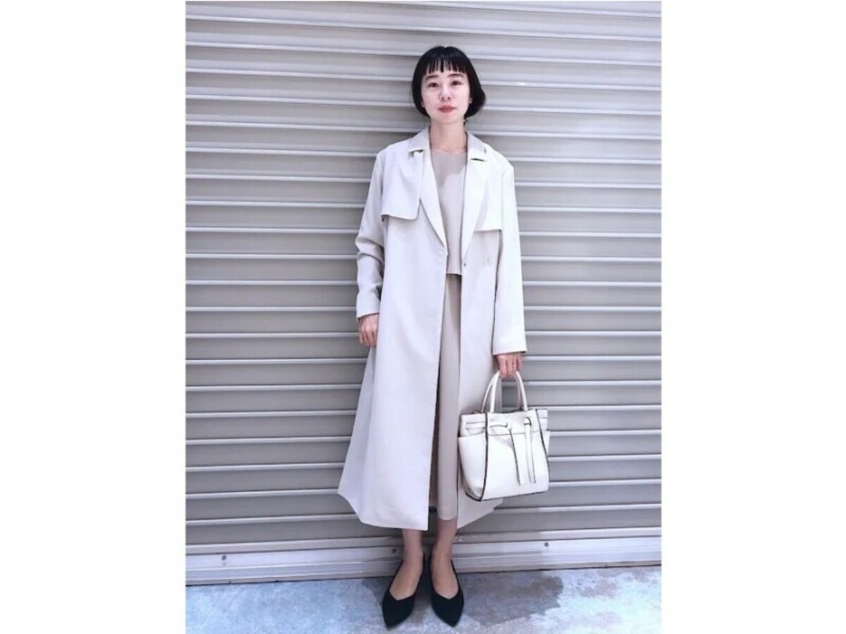 トレンチコート＆ワンピースなどベージュ系で揃えて　出典：WEAR