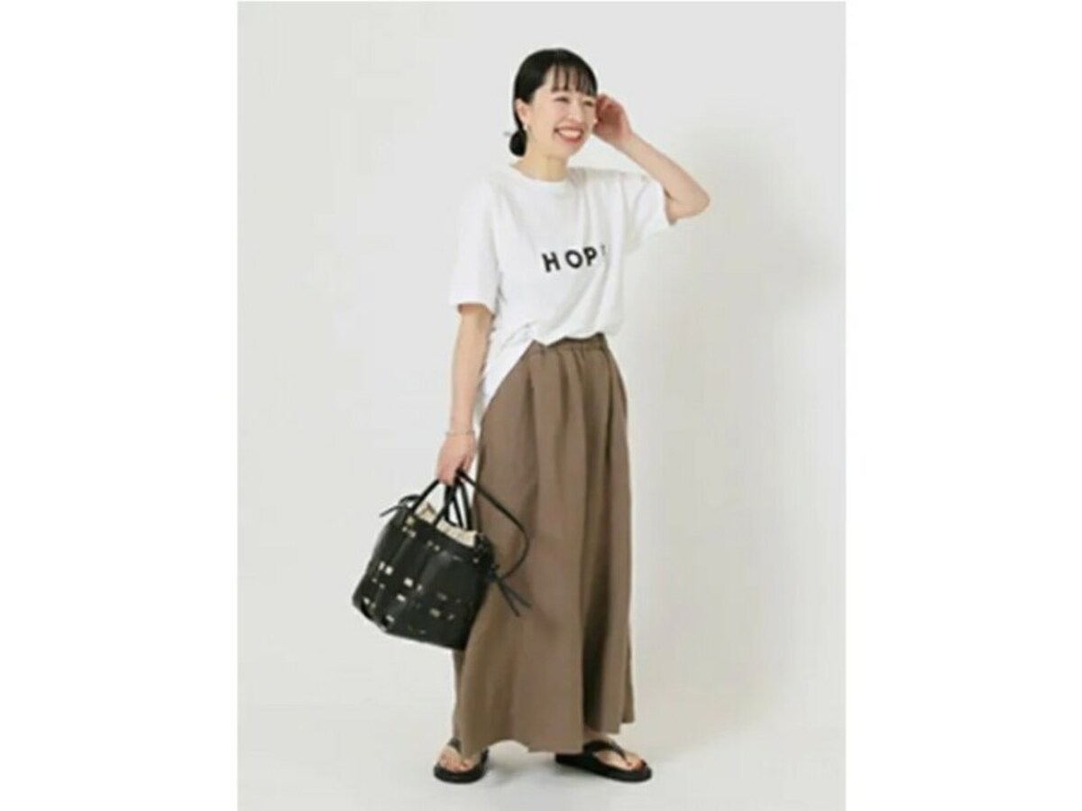スカートのように見えるデザインで、女性らしくはけるフレアパンツ　出典：WEAR