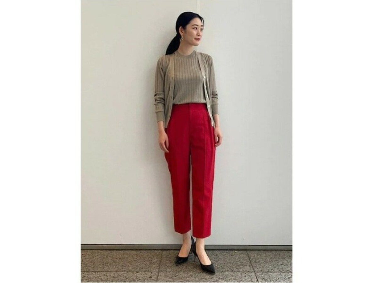 「レッド」のパンツはアンサンブルニットと合わせてエレガントに　出典：WEAR