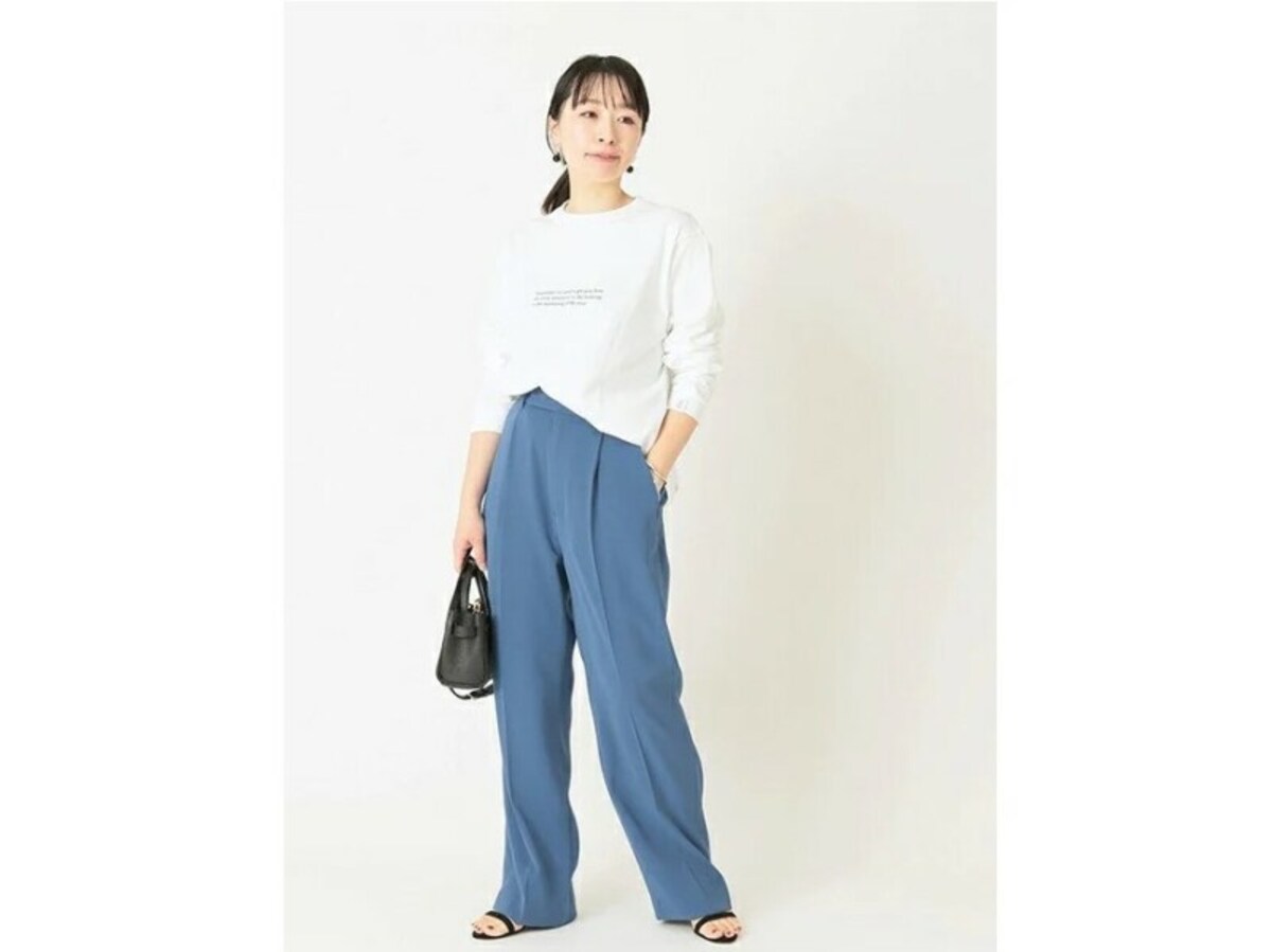 知的で落ち着いた印象のブルーは取り入れやすいカラー　出典：WEAR