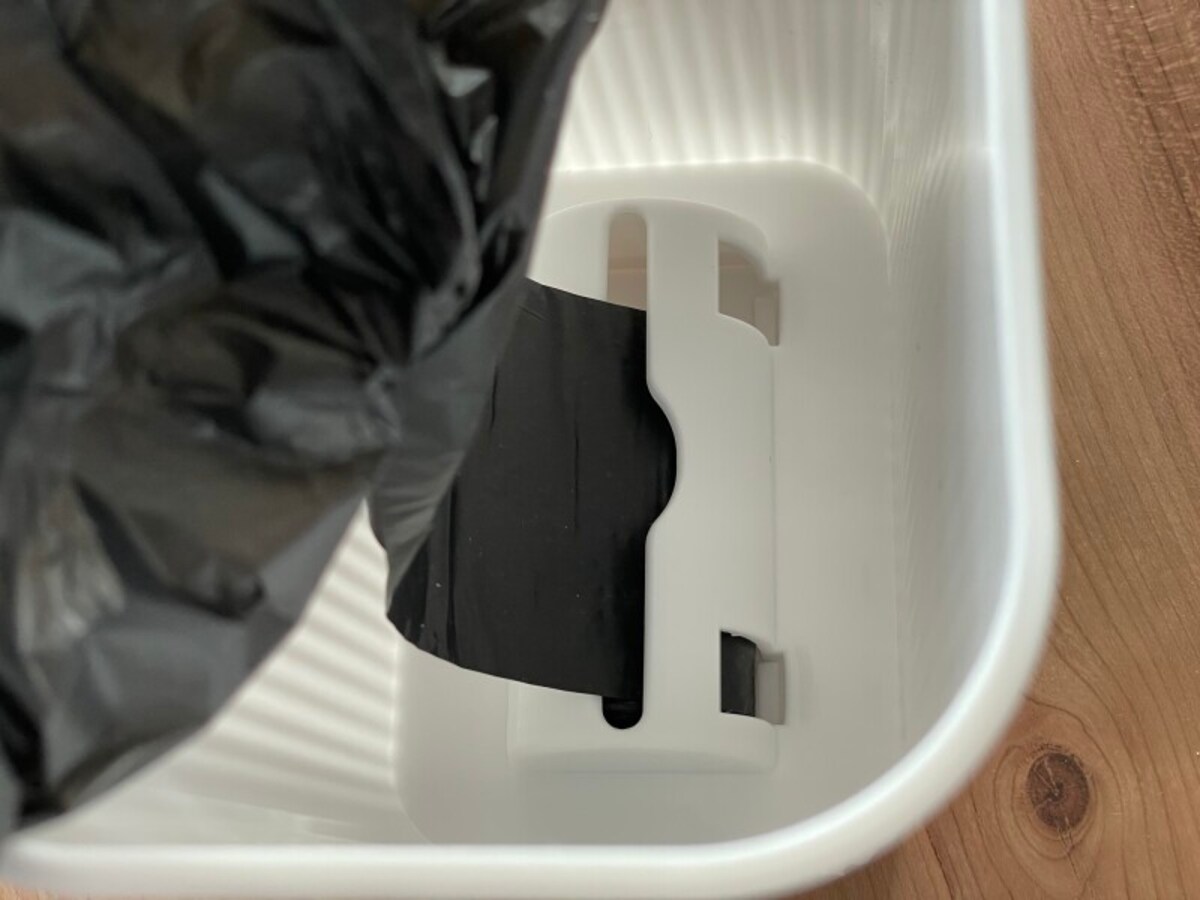 下からゴミ袋を引き出してセットできるゴミ箱