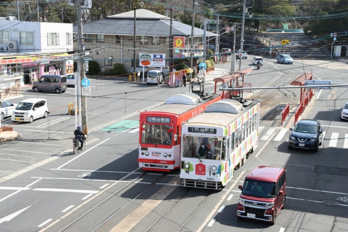 東山電停付近ですれ違う電車