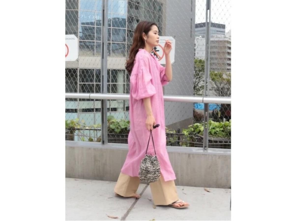 ピンクのシャツワンピースはパンツと重ねて今っぽく　出典：WEAR