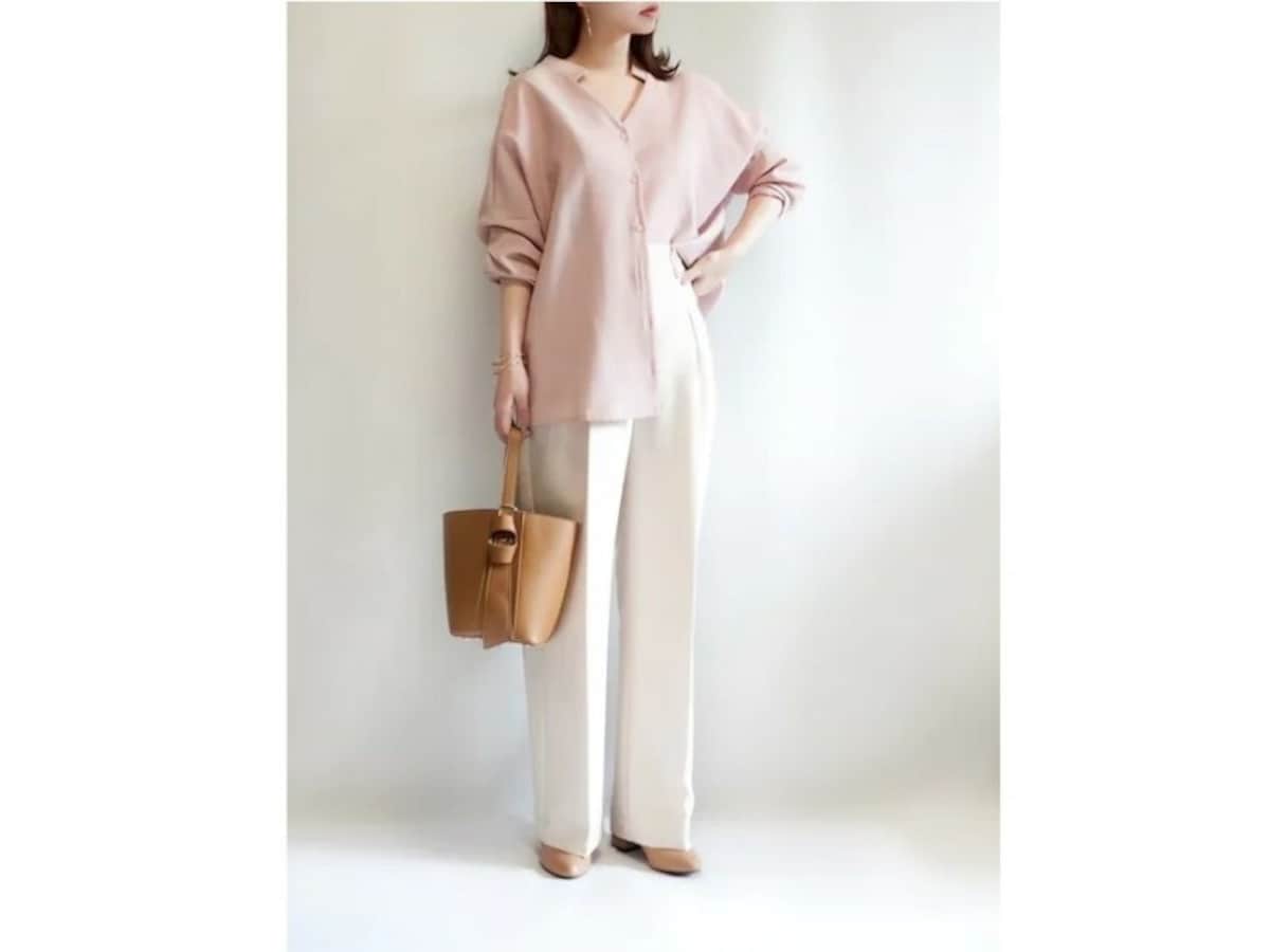 とろみのあるピンクシャツをきれいめパンツと合わせてすっきり　出典：WEAR