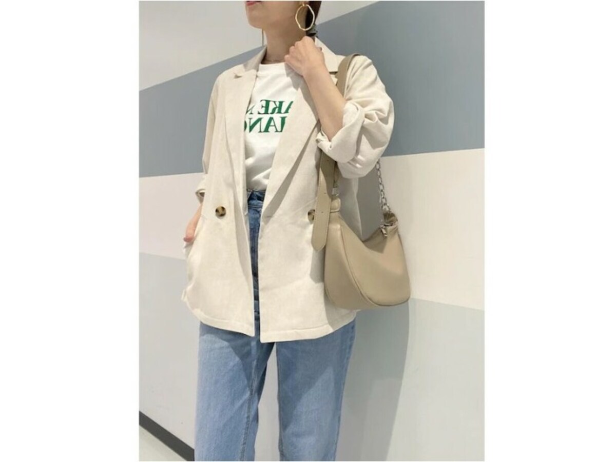 リネン素材のベージュジャケットをカジュアルに　出典：WEAR