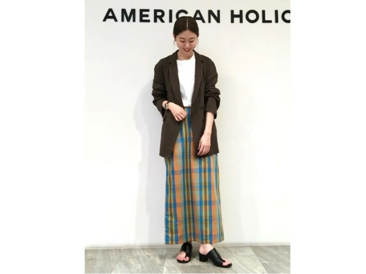 ダークカラーのリネンジャケットで総柄のボトムスも大人っぽく　出典：WEAR