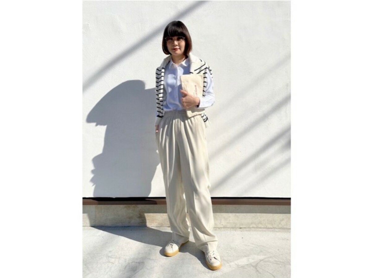 しなやかなレーヨン素材のシャツをカジュアルなスウェットと合わせて　出典：StyleHint