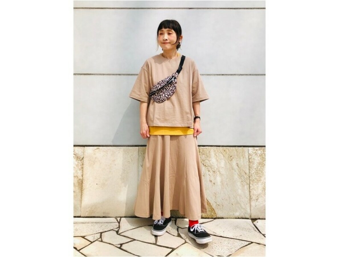 同系色のスカートと合わせてセットアップ風コーデもおすすめ　出典：StyleHint