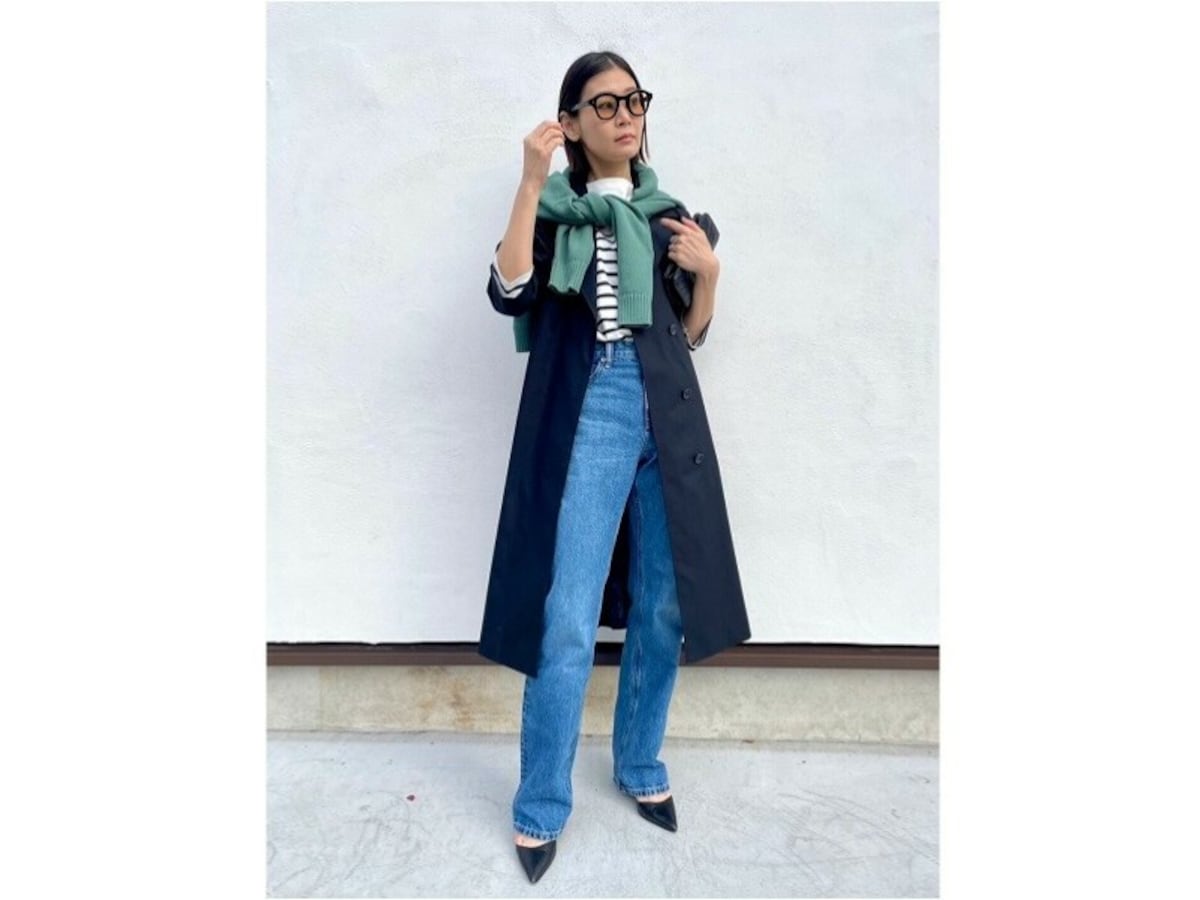 フルレングス丈の王道ストレートデニムで脚長効果も　出典：StyleHint