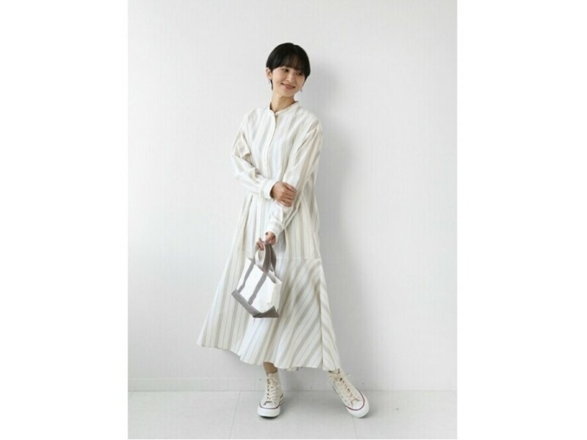 ハリのあるシャツワンピースを白スニーカーでカジュアルに　出典：WEAR