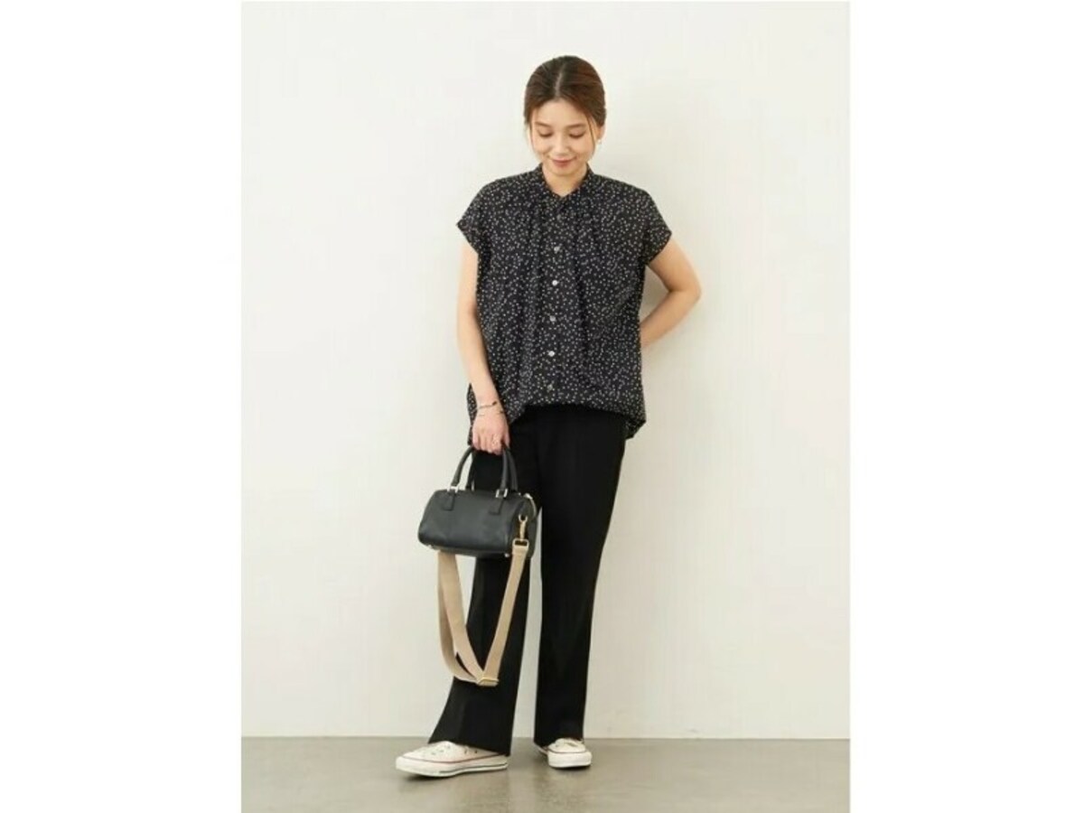 ダークカラーのコーディネートの抜け感としてプラス　出典：WEAR