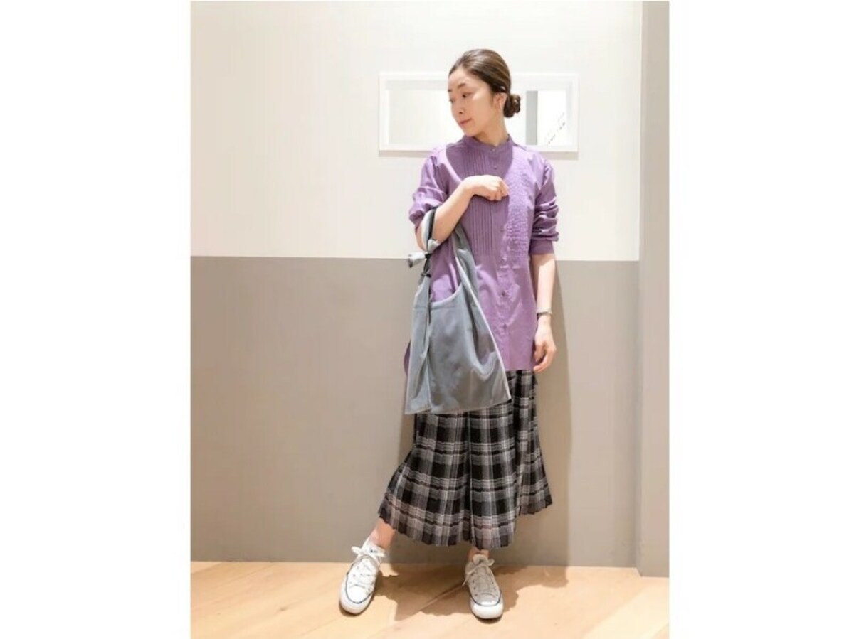 カラーや柄アイテムをすっきり着られる「白」スニーカー　出典：WEAR