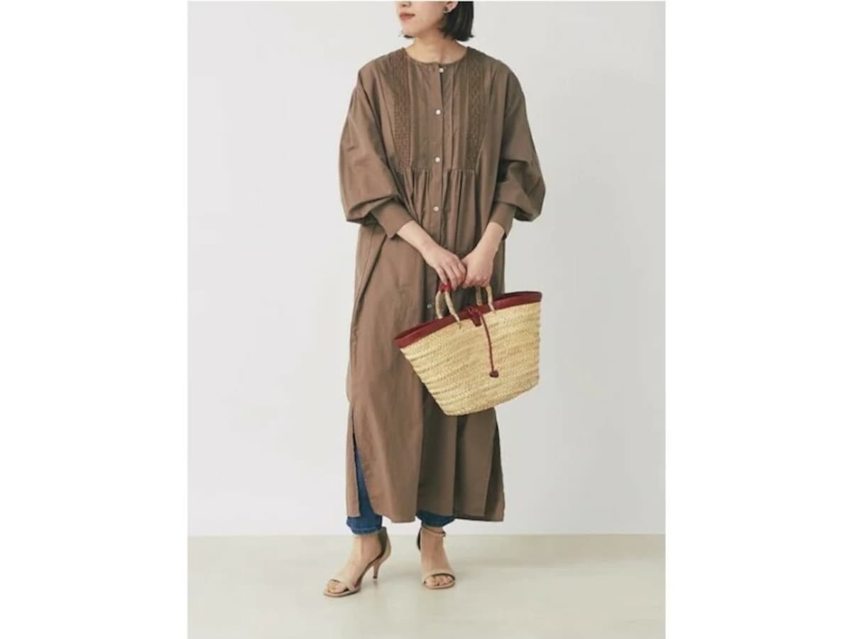 程よいきれいめ感もあるシャツワンピースは着まわし度ナンバーワン　出典：WEAR