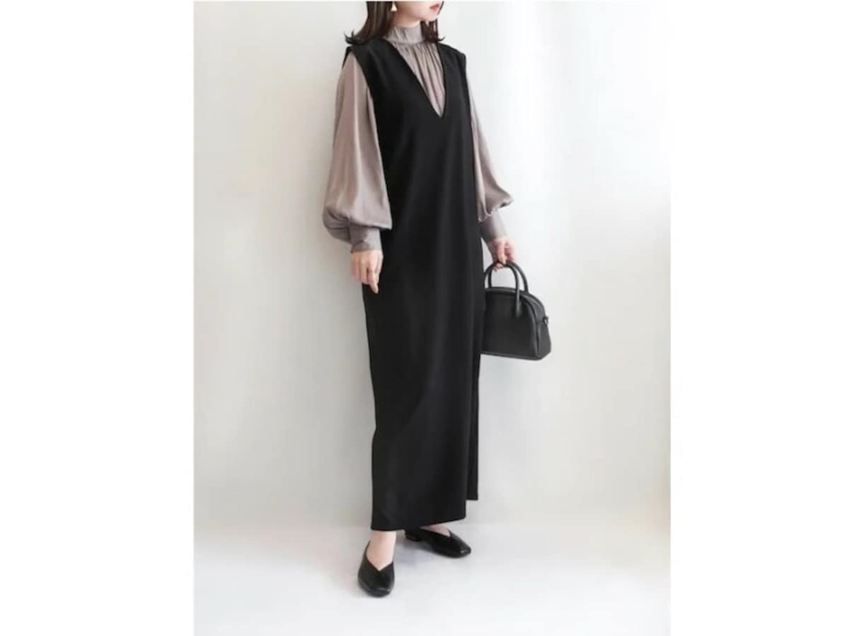 Vネックのノースリーブワンピースは印象を変えやすいのがメリット　出典：WEAR