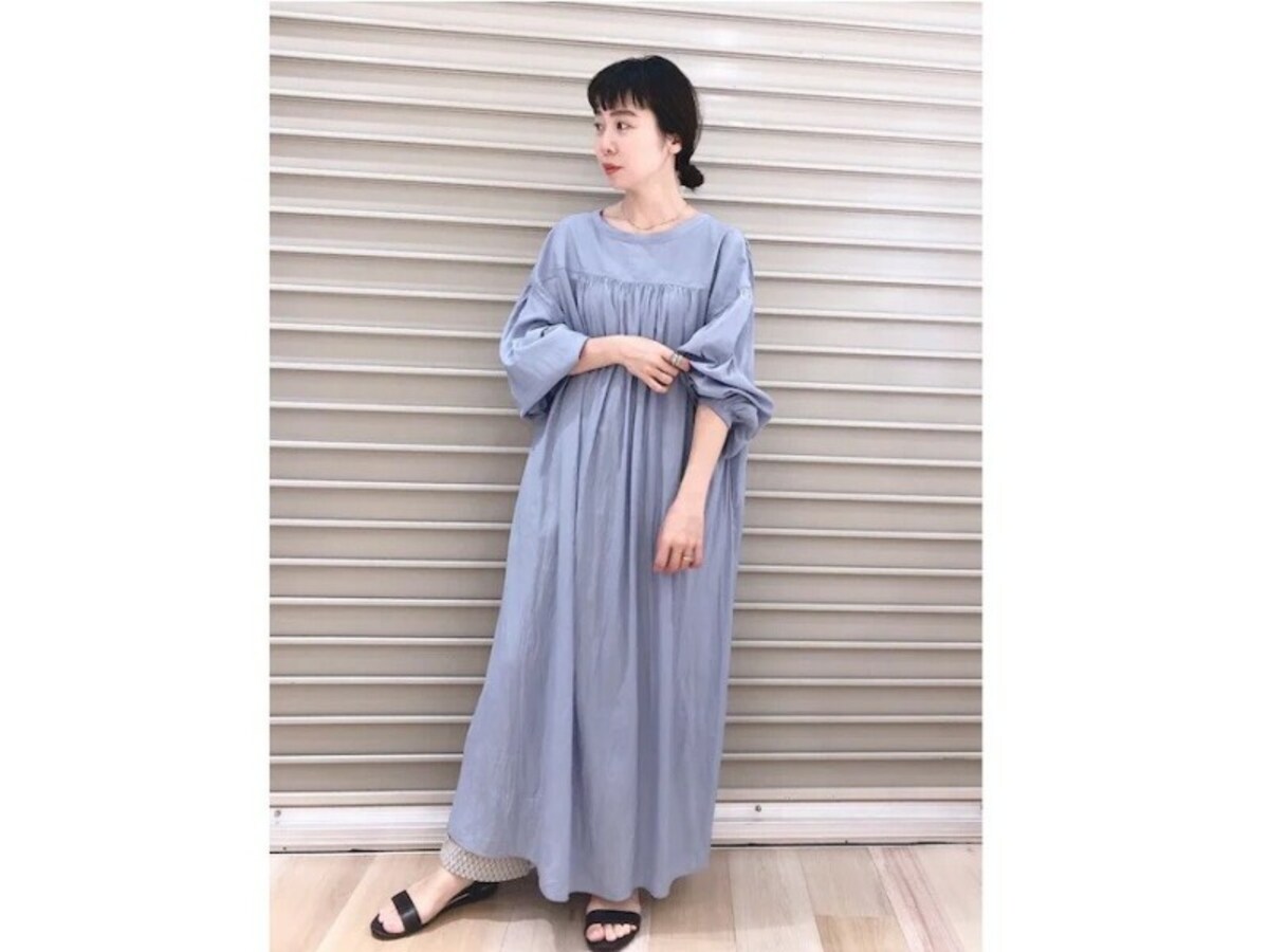 ゆったりしたAラインのギャザーワンピースはかぶるだけでコーデも簡単　出典：WEAR