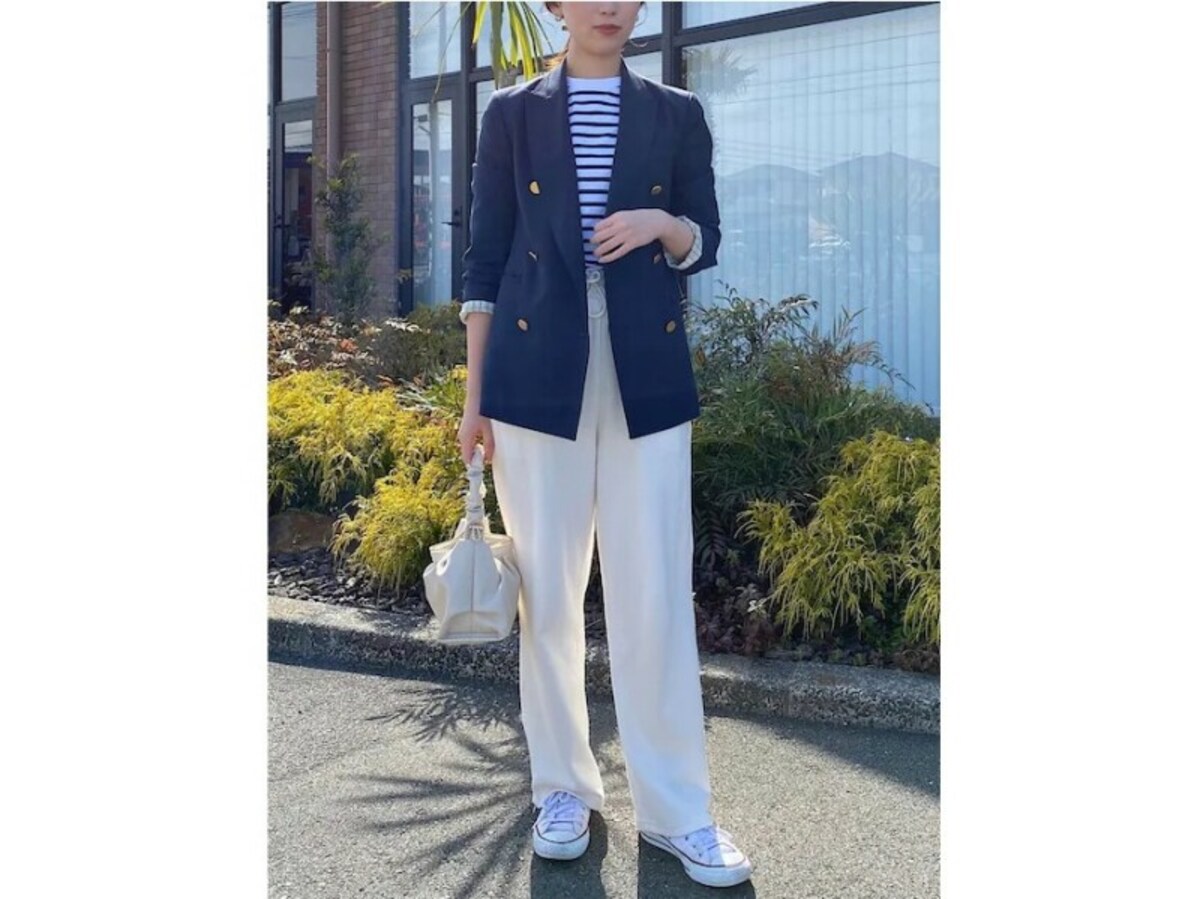 「紺ブレ×白パンツ」で大人にぴったりのマリンコーデ  出典：WEAR