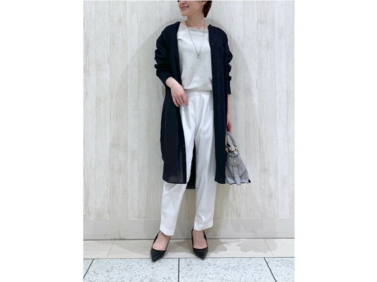 縦長ラインを強調したコーデで白パンツをすっきり見せて　出典：WEAR