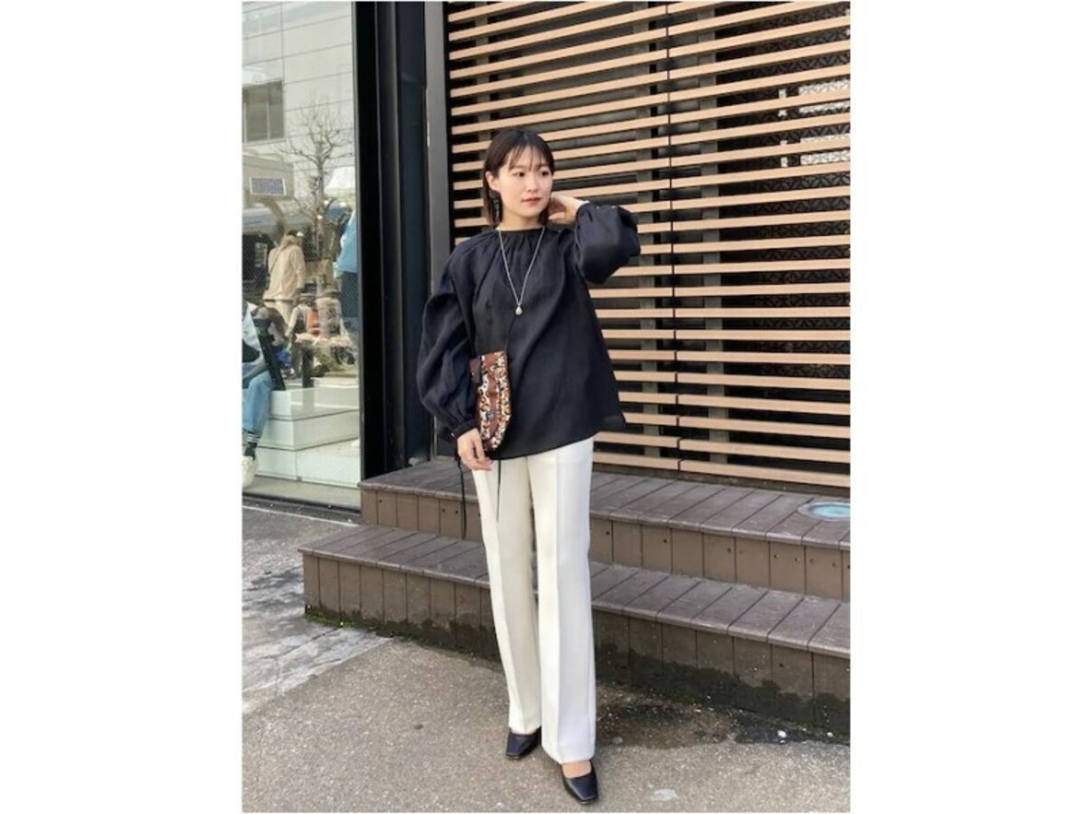 ゆったりブラウスと白パンツで上品＆おしゃれなモノトーンコーデ　出典：WEAR