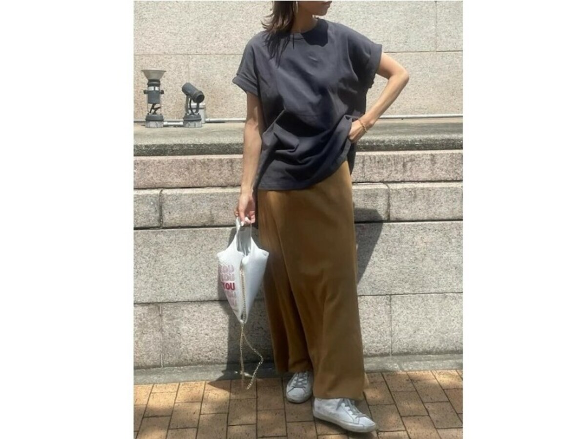 【OKコーデ】腰まわりがきれいに見えるすっきりとした春夏スカートを選んで　出典：WEAR