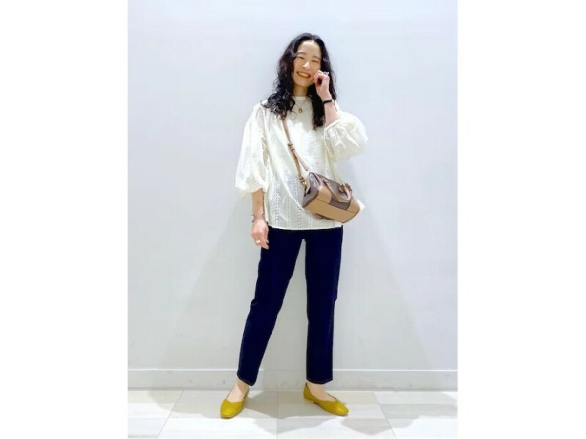 【OKコーデ】白のコットンブラウスならデニム＆ぺたんこ靴でもおしゃれ　出典：WEAR