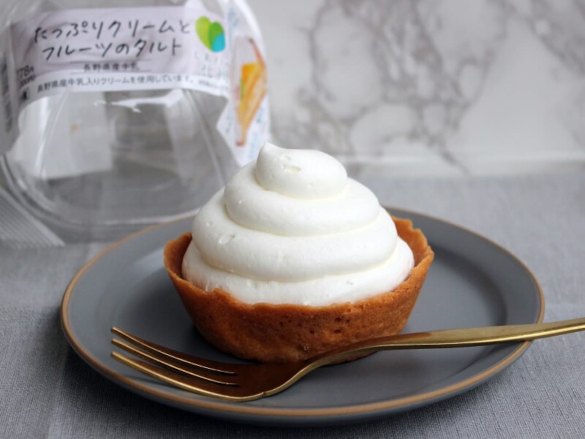 たっぷりクリームとフルーツのタルト