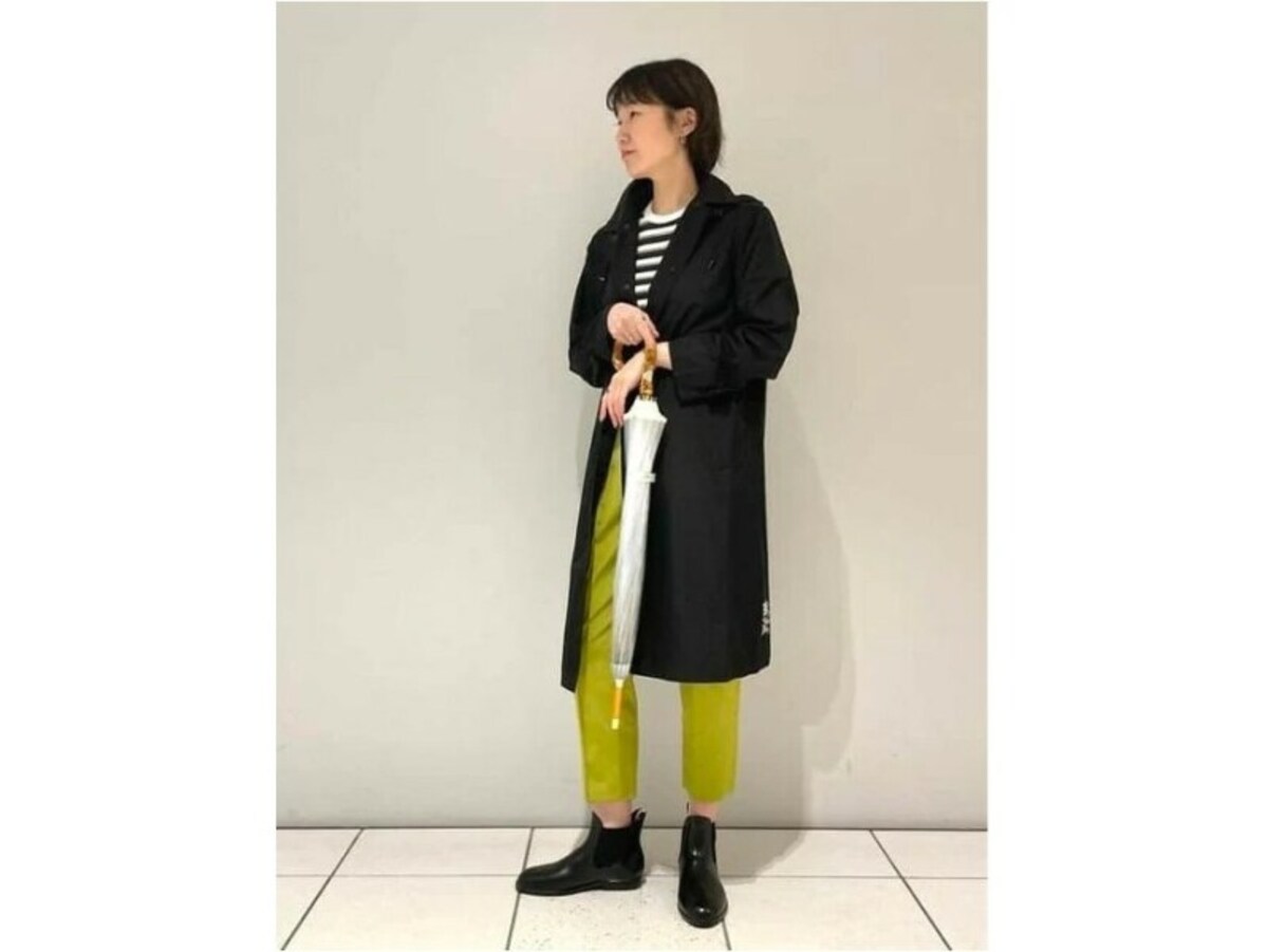 レインコートで雨対策をしながらきれい色パンツで気分も明るく！　出典：WEAR