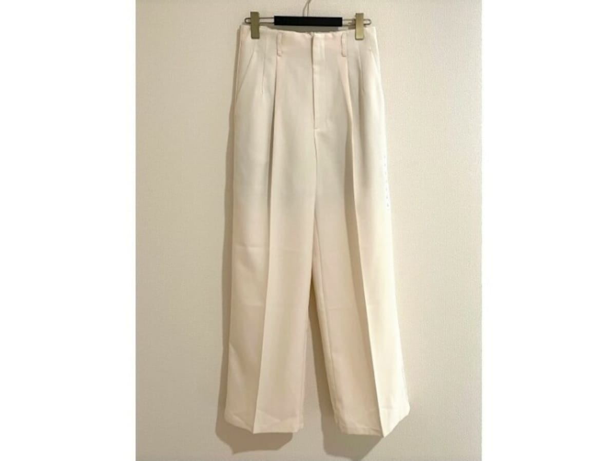 GU カラースラックス 1690円（税込）