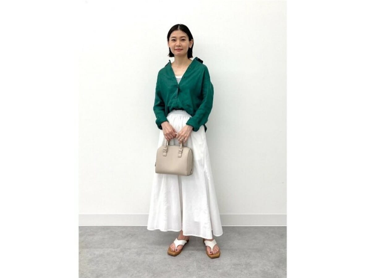 リネンシャツのフレッシュなグリーンが初夏の季節にぴったり　出典：StyleHint