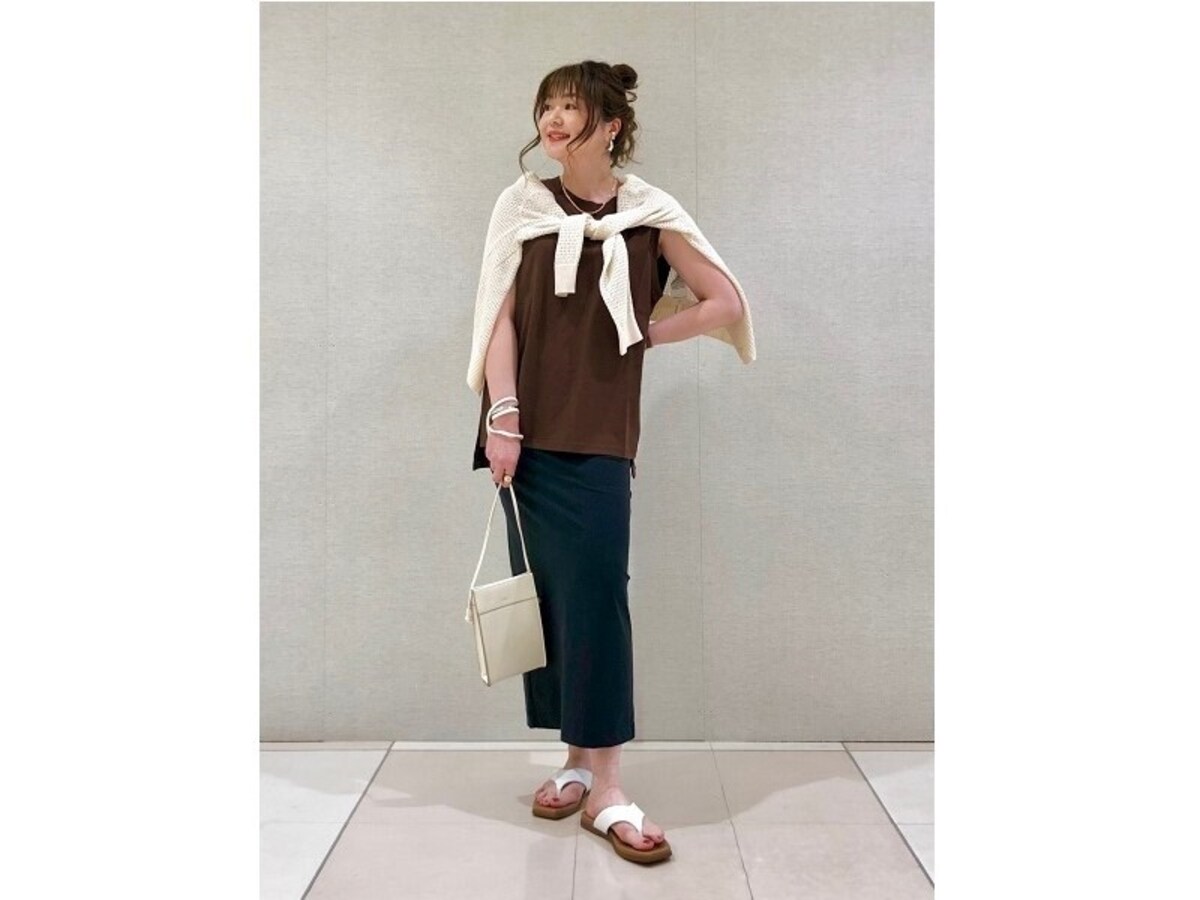 ゆったりしたサイズのノースリーブはインナーからレイヤードまで使える　出典：StyleHint