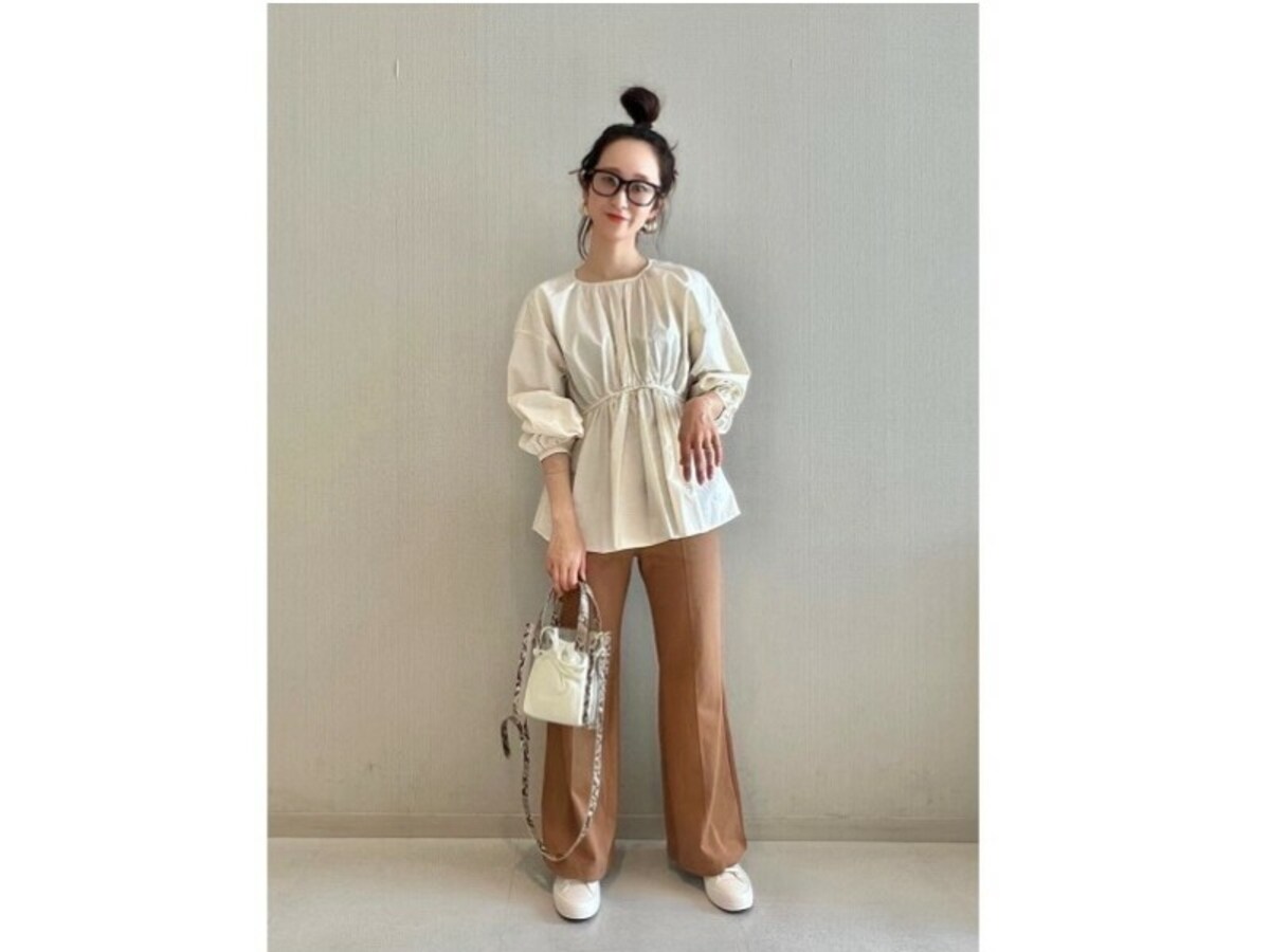 腰まわりをカバーするトップスと合わせて旬のシルエットに　出典：StyleHint