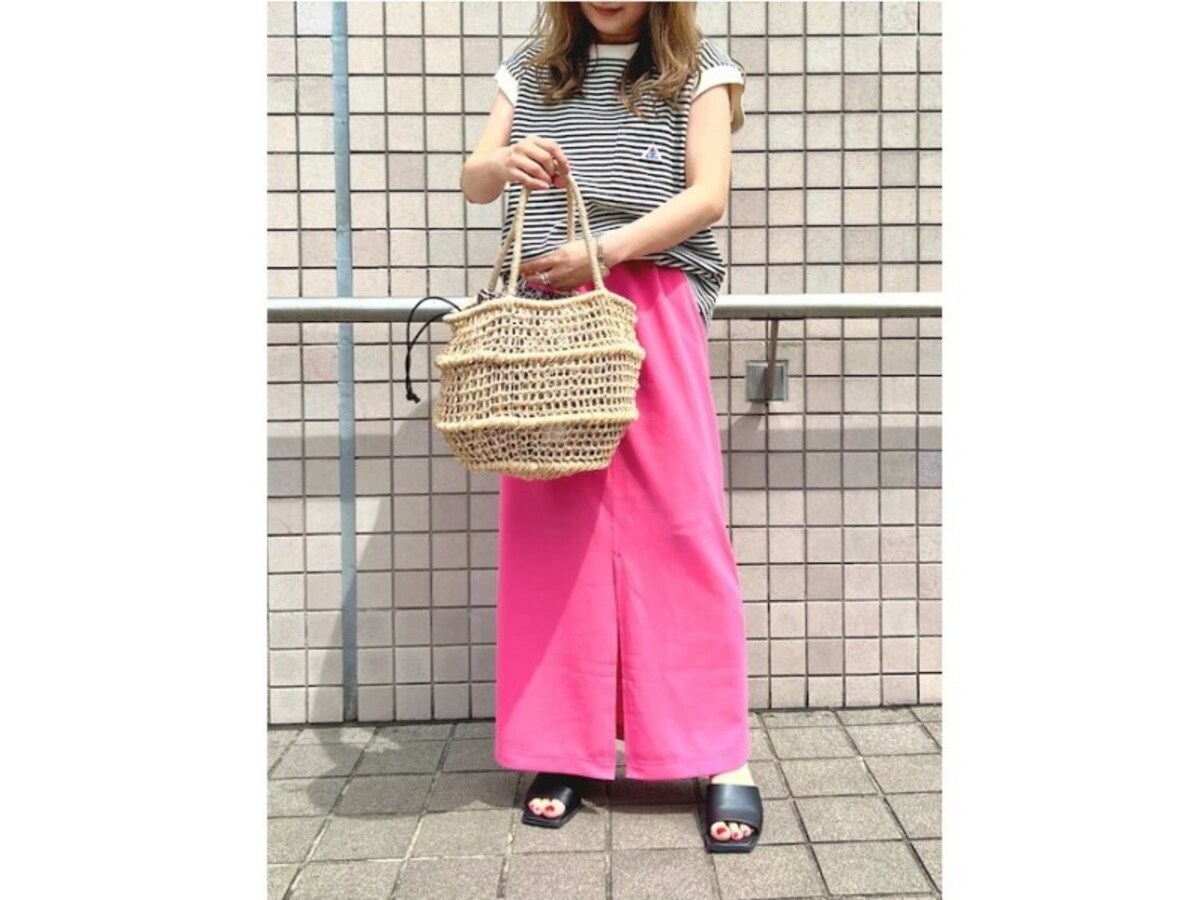 シンプルで合わせやすい「カラーミュール」はマスト　出典：WEAR