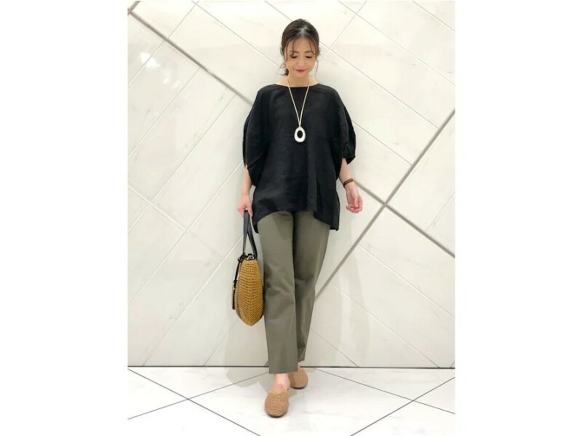 大きめのTシャツのように着まわせる黒のゆったりブラウスはおすすめ　出典：WEAR