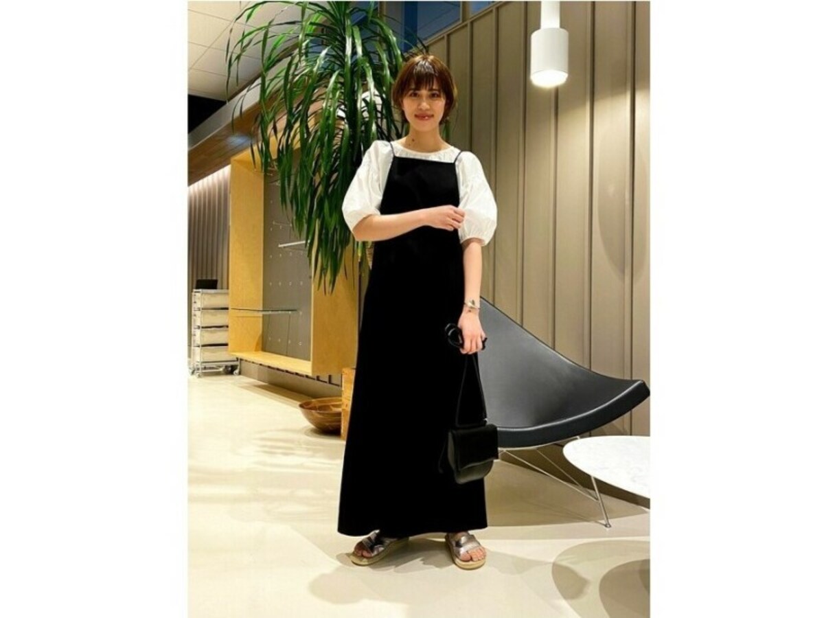 白ブラウスも白Tシャツの感覚で自由にレイヤードして　出典：WEAR