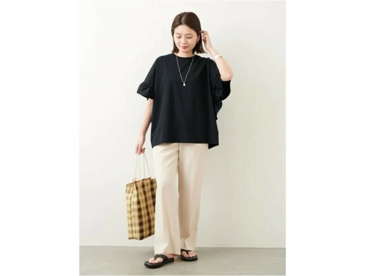 カジュアルになりやすいゆったり黒Tシャツは甘めデザインで華やかに　出典：WEAR