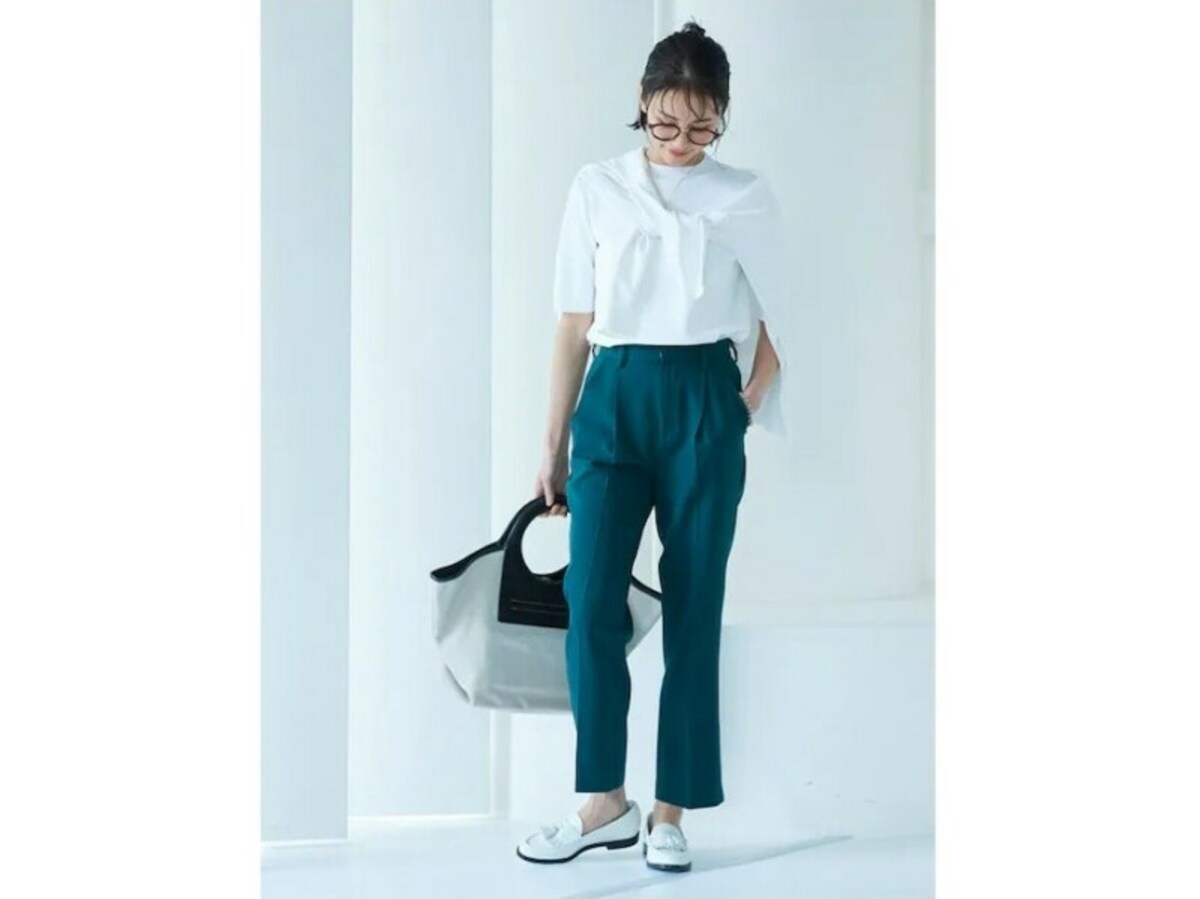 五分袖のトップスに軽い羽織りがあると体温調節もしやすくおすすめ　出典：WEAR