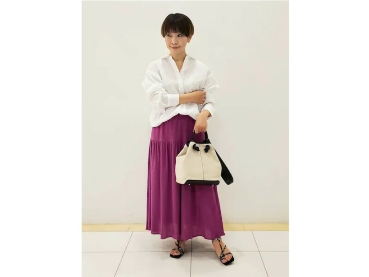 【OKコーデ】蒸し暑い日の白シャツコーデは、吸湿性の高いリネン素材が一押し　出典：WEAR