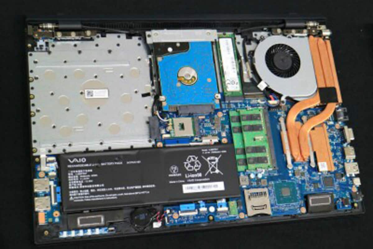 この部品をすべて外さないとキーボード面の修理が出来ない